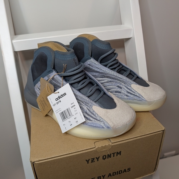 🖤 Adidas Yeezy Quantum Sneakers- Unisex- Mens 6 Women's 8- NEW in Box! - Picture 1 of 6